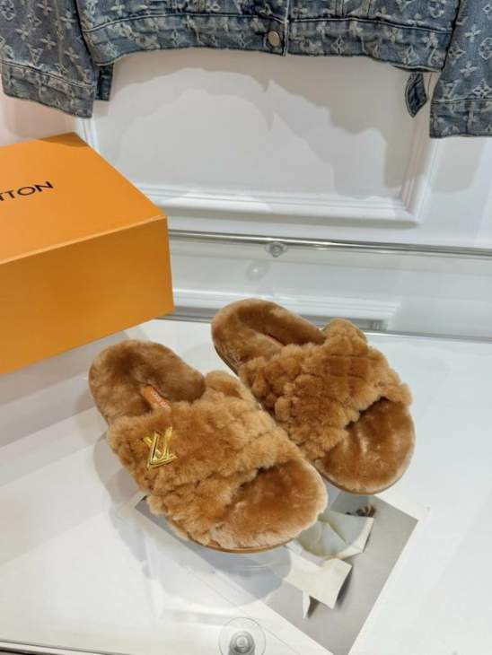 Picture of Louis Vuitton Slippers _SKULVsz35-423561.5cmmnf0701